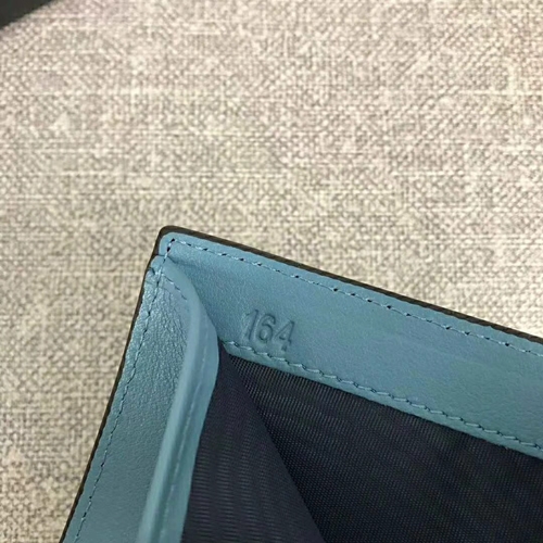 プラダ財布着用イメージ